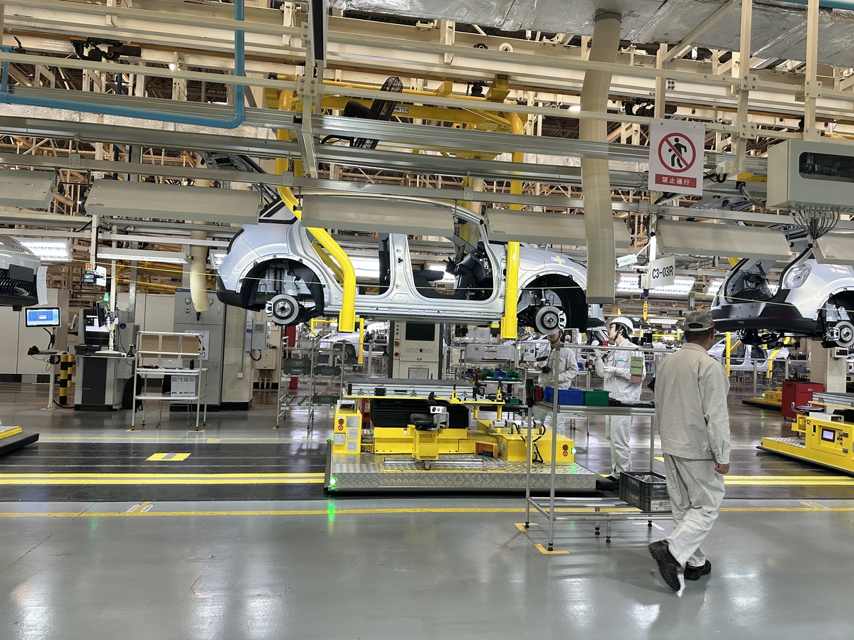 RGV vs AGV Key Differences Applications and Selection Guide for Smart Manufacturing